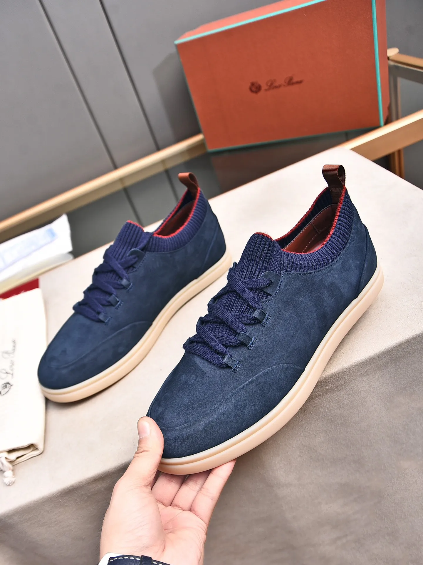 Men's Men's Shoes 💰500 LP's new product Loro Pian* 诺yo* Pianya Soho Walk These casual shoes and loafers are made of first-layer small nubuck cowhide. The texture is light, soft and comfortable. The mouth and tongue are decorated with high-density two-color knitting. The heel is decorated with a Kummel-colored original webbing pull-loop, which presents a unique three-dimensional effect. The unique version narrows slightly in the middle, and is decorated with details of the same material as shoelace eyelets. The original open-molded lightweight TPU rubber sole and spikes enhance traction and stability, and are full of modern aesthetic functional details. The rear is equipped with a cushion pad to enhance wearing comfort. It is sold in a complete package at the counter and is available in multiple colors!  Standard counter code number: 38～44# (45 customized)